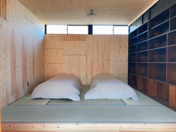 OGAWAの2階のドミトリー。壁は合板を取り付けて刷新、壁紙や塗装などは省いた（写真／介川亜紀）
