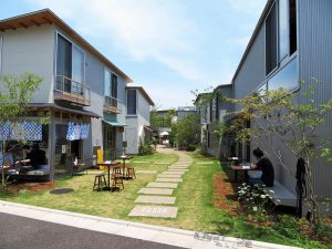 地下化した小田急線の線路跡地に生まれた新築の商店街が示唆する、新しい時代の開発