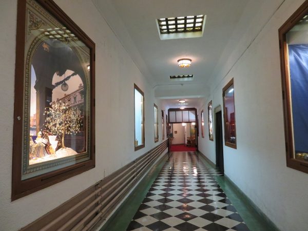 壁にはチャップリンが投宿した時の様子を伝える掲示があり、山高帽、ステッキも飾られていた