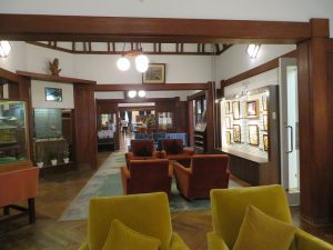 改修前の、家具その他もレトロな館内。現在はどうなっているのだろう