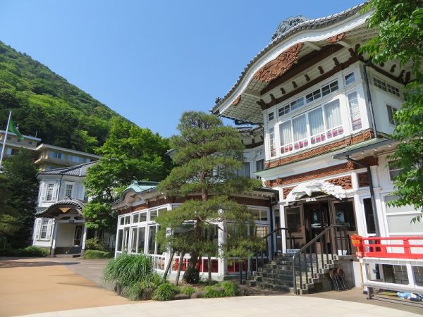 壁にはチャップリンが投宿した時の様子を伝える掲示があり、山高帽、ステッキも飾られていた