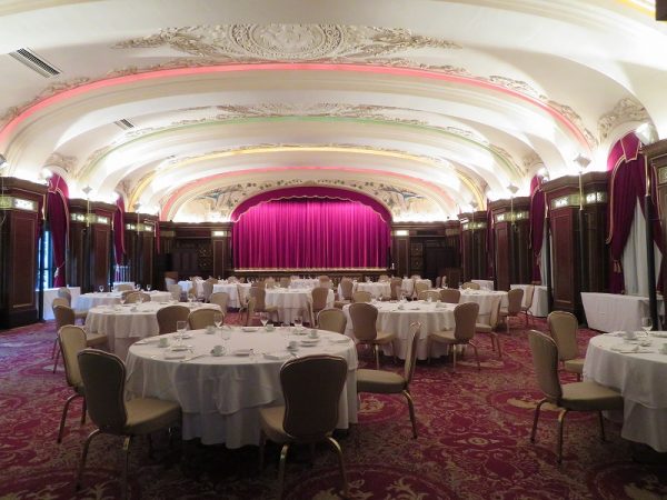 ほかにも絵になる駅はあるが、ベストは東京駅というのが私見