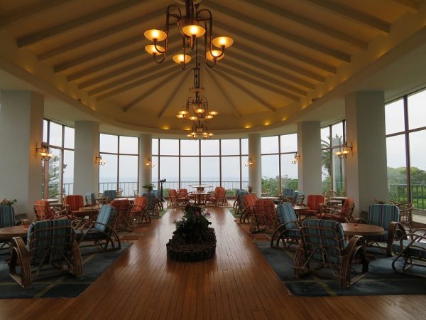 川奈ホテルのダイニングルーム。1階は天井が高く、気持ちが良い