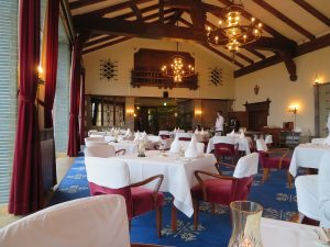 川奈ホテルのダイニングルーム。1階は天井が高く、気持ちが良い