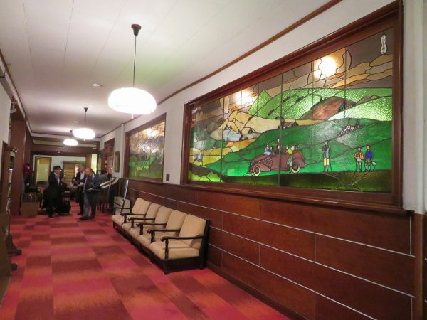 金谷ホテルのダイニング。ここにも擬宝珠、彫刻が見られる