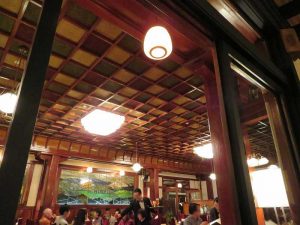 万平ホテルのメインダイニングの壁に掲げられたステンドグラス。緑が印象的