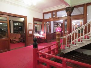 金谷ホテルのダイニング。ここにも擬宝珠、彫刻が見られる