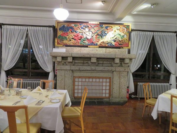 金谷ホテルのダイニング。ここにも擬宝珠、彫刻が見られる