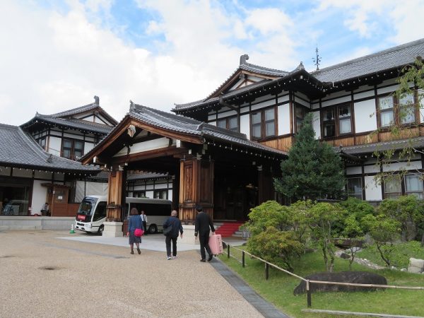 川奈ホテルのダイニングルーム。1階は天井が高く、気持ちが良い