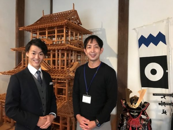 ▲一級河川『肱川（ひじかわ）』の河畔にそびえる大洲城。天守と櫓がＬ字型につながる複連結式連結式天守閣は、肱川から眺めた時の見栄えの良さを意識して設計された。ここから15キロぐらい川下へ進むと瀬戸内海へ出るため、大洲城の藩主たちは皆この川を下って参勤交代に出たという。4つの櫓（台所櫓、高欄櫓、苧綿櫓、三の丸南隅櫓）は、明治21年の解体を免れた