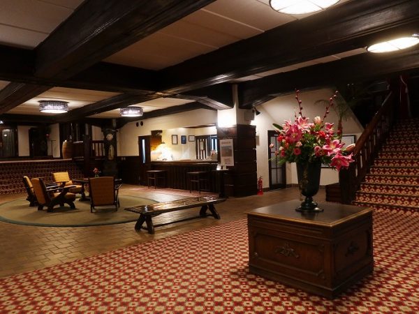 雲仙温泉の新湯地区にある雲仙観光ホテル。周囲の建物もこのホテル同様洋風の外観に統一されている