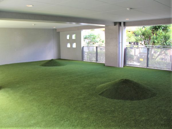 専門家のアドバイスを基にマウンドを設けたドックランは、大型犬と小型犬で使用時間を分けるなど、ペットと飼い主に優しい細かな配慮がされている