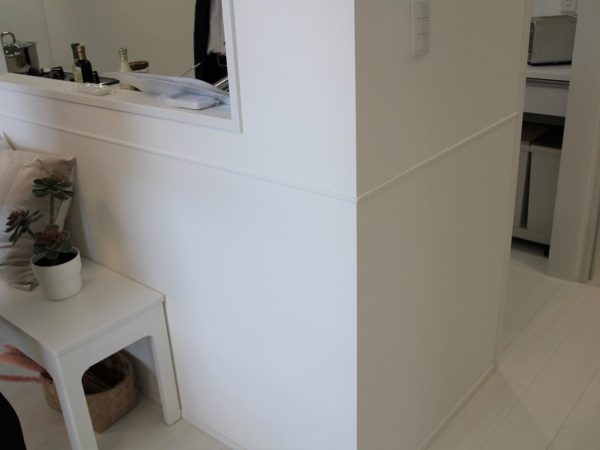 壁クロスを上下で貼り分けることで、猫の爪とぎなどで傷や汚れがついても、全面的な貼り替えが不要となる工夫がされている