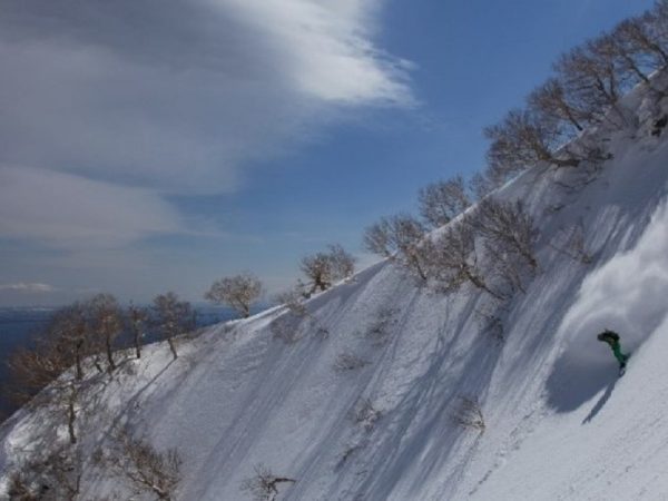 渡辺さんがガイドする、利尻山（利尻富士）でのバックカントリースキーの様子