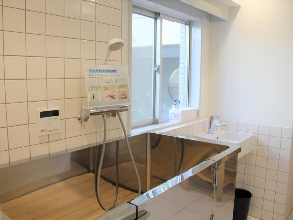 フリースペースを転用したドッグランの入り口。奥には、犬が自由に走り回れる空間が広がる