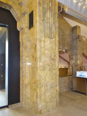 エントランス横の大理石の柱