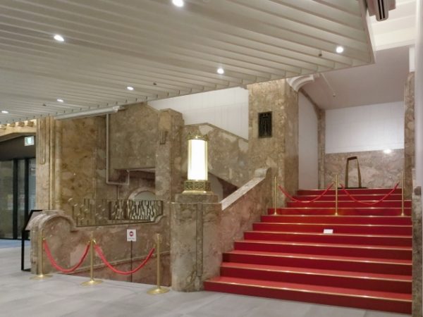 エントランス部分の天井デザイン
