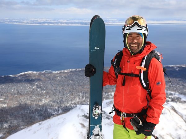 渡辺さんがガイドする、利尻山（利尻富士）でのバックカントリースキーの様子