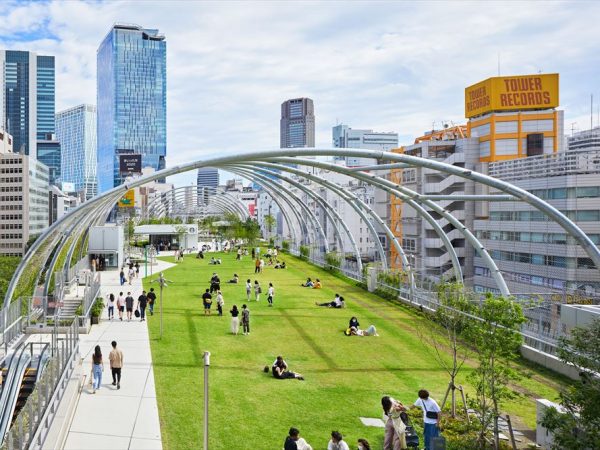 MIYASHITA PARK（写真：ナカサアンドパートナーズ）