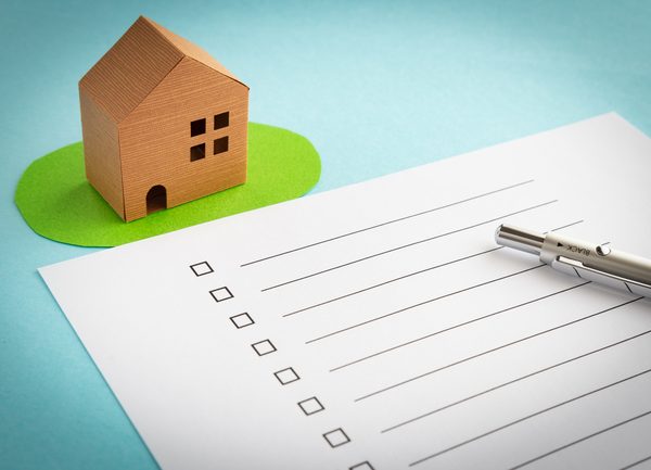 契約時には原状回復の範囲についてよく確認しておきたい。入居時においては、入居時にもともとあった損耗・損傷であるかそうでないのか、その発生の時期が明確でないと後々のトラブルになる可能性がある。原状回復をめぐるトラブルとガイドラインのチェックリストなどを活用することが大切だ