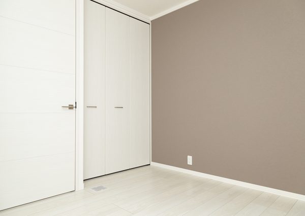 それ以外に建具等や襖、柱等については、飼育ペットによる柱等のキズ・臭い（ペットによる柱、ク
ロス等にキズが付いたり、臭いが付着している場合）、落書き等の故意による毀損は賃借人の負担となる 