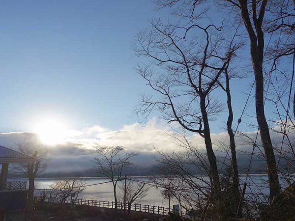 フェザント山中湖の入り口付近から望む朝の空。どの季節も素晴らしいが、宮下さんの一番好きな季節は冬だという。早起きして凍えるような寒さの中を散歩すると、頭がシャキッとする