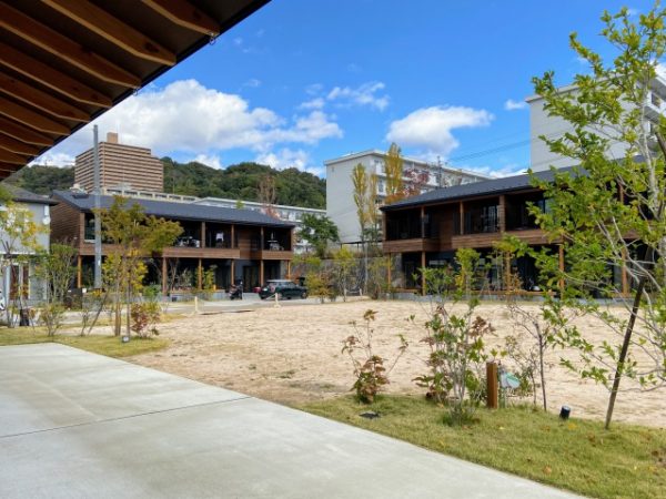 「わせだ広場」から賃貸住宅方向を見る。2棟が広場を囲むように配置されている。手前に見える庇はコミュニティハウス