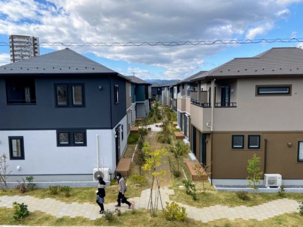 高台のブロックからフットパスを見通す。一般道路の側にも植栽と遊歩道を設け、まち全体に緑の景観を提供する