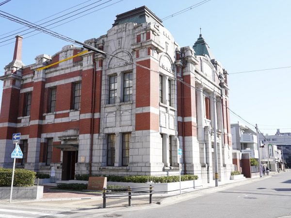 住宅街のなかに現れる重厚な建物に心躍る。建物の南側、写真では手前の道路が旧東海道となる。旧東海道に面した側に当時の玄関があるが、現在の資料館としての入り口は西側(写真左手)に設けられている。ちなみに、現在の資料館入り口が面する道路は岡崎城の外堀だった