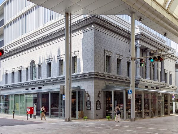 建て替え前の広島アンデルセン。通りに面した入り口上部の装飾に注目。建て替え後の写真と比べて見てほしい（写真提供／アーキウォーク広島）