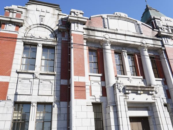 日本銀行本店など数多くの銀行建築を手がけた辰野金吾から学びを受けた建築家・鈴木禎次。静岡県生まれの鈴木は、帝国大学(現・東京大学)の卒業、三井銀行の建築係、欧州留学を経て、1906(明治39)年に名古屋高等工業学校、現在の名古屋工業大学の教授となった