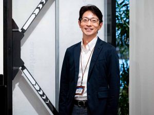 パナソニック ホームズ株式会社 商品企画室 戸建事業商品企画課 課長 北郷  進也さん。※同社の耐力壁「アタックフレーム」展示横にて撮影