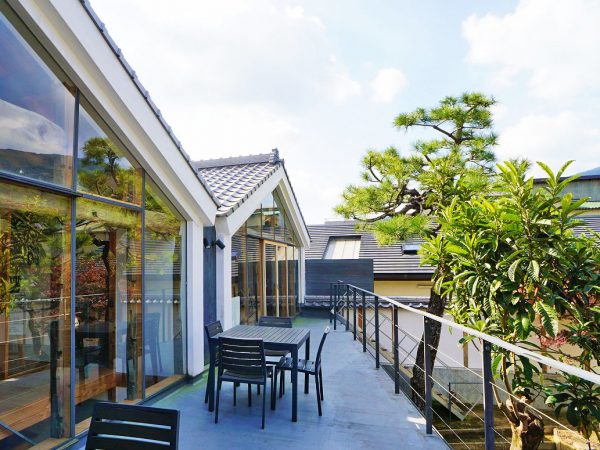 ▲三好市の指定管理者となった地元不動産会社の社員として一般社団法人『三好みらい創造推進協議会』へ出向。就業コーディネーターとして活躍している小西香さん。学生時代に一度は地元・三好を離れたものの、Uターン就職後に移住者の男性と結婚し、現在は真鍋屋の運営を担っている