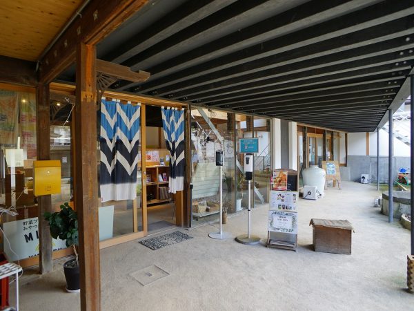 ▲1階にあるカフェ『MINDE KITCHEN』のランチメニューは地元の高齢者にも大人気。「実は徳島県人は甘いもの好きで“糖尿病死亡率が全国ワーストワン”という不名誉な記録を持っているんです。そこで、ランチメニューには地元野菜をたっぷり使い、糖質を控えたレシピを考案して提供しています。カフェの利用を通じて食生活の改善意識を高めていきたいですね」と小西さん
