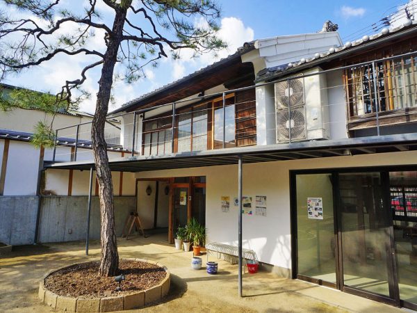 ▲三好市の指定管理者となった地元不動産会社の社員として一般社団法人『三好みらい創造推進協議会』へ出向。就業コーディネーターとして活躍している小西香さん。学生時代に一度は地元・三好を離れたものの、Uターン就職後に移住者の男性と結婚し、現在は真鍋屋の運営を担っている