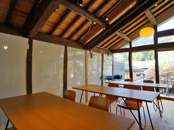 ▲池田高校地域おこし協力隊と連携し、フリースペースの無料開放をおこなっている。「様子を見ていると、どうやら子どもたちの中でもちゃんと先輩・後輩の意識が身についているようで、目上の人への配慮や下の子への気遣いをお互いに行っているようです」 