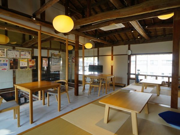 ▲池田高校地域おこし協力隊と連携し、フリースペースの無料開放をおこなっている。「様子を見ていると、どうやら子どもたちの中でもちゃんと先輩・後輩の意識が身についているようで、目上の人への配慮や下の子への気遣いをお互いに行っているようです」 