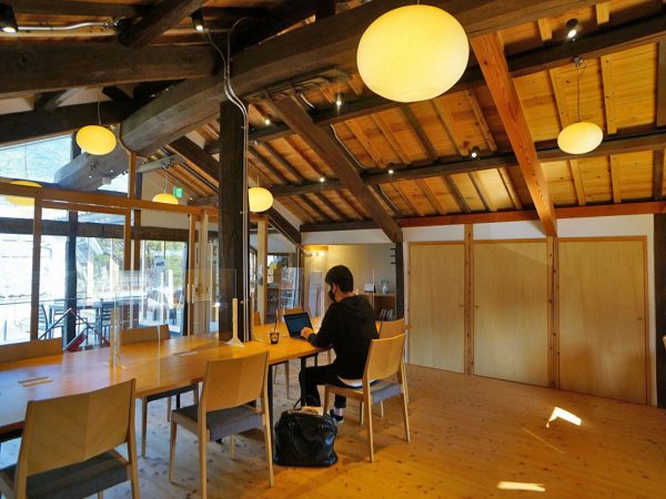 ▲2階にある『みんなのデスク』の利用料は1時間100円（一日510円）。「築100年を超える古い建物なので、ホコリが出やすかったり、扉がきしんで開けにくかったりと、イマドキの建物に比べるとちょっとした不具合があるのですが、この不具合もまちの歴史の一部として楽しんでいただきたいですね」と小西さん