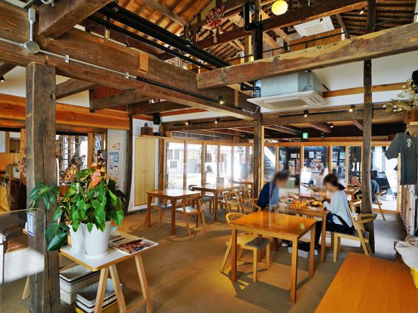 ▲1階にあるカフェ『MINDE KITCHEN』のランチメニューは地元の高齢者にも大人気。「実は徳島県人は甘いもの好きで“糖尿病死亡率が全国ワーストワン”という不名誉な記録を持っているんです。そこで、ランチメニューには地元野菜をたっぷり使い、糖質を控えたレシピを考案して提供しています。カフェの利用を通じて食生活の改善意識を高めていきたいですね」と小西さん
