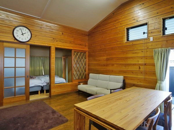 ▲池田高校地域おこし協力隊と連携し、フリースペースの無料開放をおこなっている。「様子を見ていると、どうやら子どもたちの中でもちゃんと先輩・後輩の意識が身についているようで、目上の人への配慮や下の子への気遣いをお互いに行っているようです」 