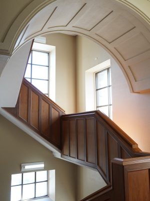 2階から3階へ向かう階段。3階に部屋などはないそうで、推察だが尖塔屋根があるため昔は部屋が設けられていたのかもしれない。岡崎信用金庫資料館となるにあたっての改装も詳細は不明なところがあるが、柱や梁など極力、外の雰囲気に合ったものになっているのではないかと思った