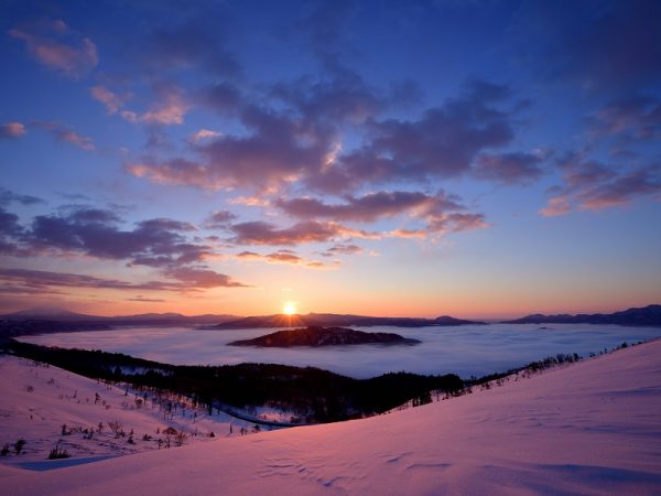 道の駅「うとろ・シリエトク」では観光地や交通、クマの出没など多彩で充実した情報が掲示されている（北海道開発局提供）