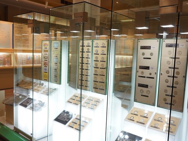 ギャラリーとして活用する1階。写真は、2021年2月に亡くなられた岡崎市在住の漫画家・いしはらいずみさんの追悼特別企画時のもの（写真提供：岡崎信用金庫）