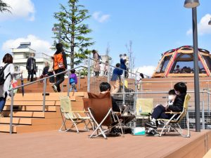 中央緑道ではテントやアウトドアチェアで食事や休憩ができるデイキャンプ、乙川河川緑地ではSUP（スタンドアップパドル）やスポーツバイクの体験、籠田公園ではマーケットが開かれるなど一帯が賑わいを見せるイベントもあった