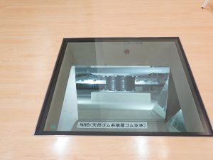 1階では免震装置が見られるようになっている