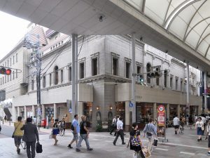 建て替え前の広島アンデルセン。通りに面した入り口上部の装飾に注目。建て替え後の写真と比べて見てほしい（写真提供／アーキウォーク広島）