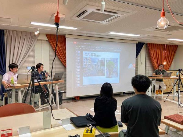 トークイベントの様子。写真左から吉原勝己さん、須部貴之さん、スクリーンを挟んで右が大島芳彦さん