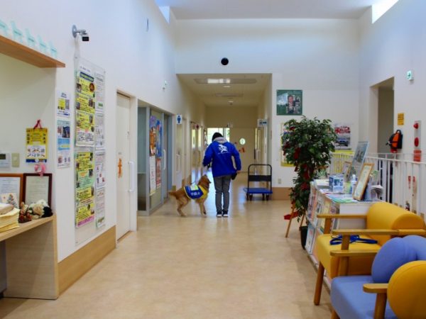 売上の一部が介助犬育成に寄付される自動販売機。長久手市内のスーパーにも設置されている　