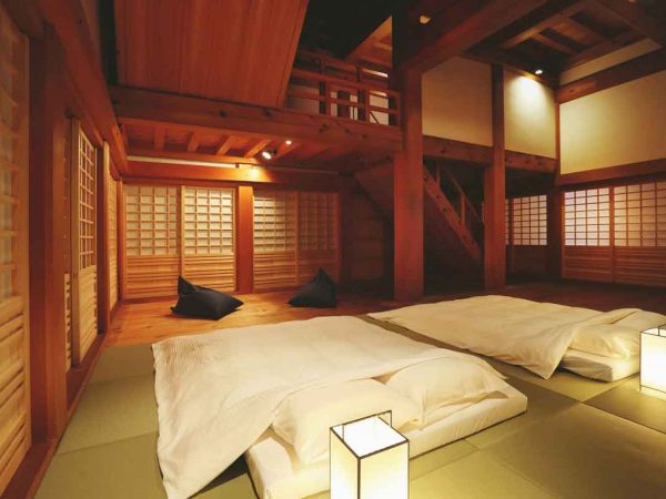 ▲一般拝観が終わったあと、史実でも藩主の居所として使われていた天守2階吹抜けの板張りの部屋に畳を敷いて寝具を整える。この天守の内装も実に見事。釘は一切使われておらず、地元大工等の手によって日本古来の伝統工法「継手・仕口（つぎて・しぐち）」を使い仕上げられた