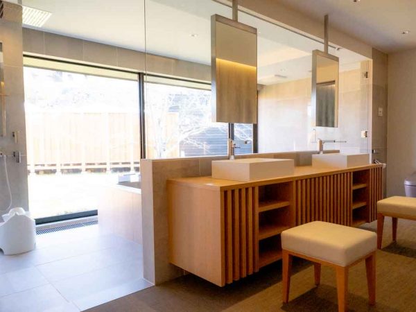 ▲一般拝観が終わったあと、史実でも藩主の居所として使われていた天守2階吹抜けの板張りの部屋に畳を敷いて寝具を整える。この天守の内装も実に見事。釘は一切使われておらず、地元大工等の手によって日本古来の伝統工法「継手・仕口（つぎて・しぐち）」を使い仕上げられた